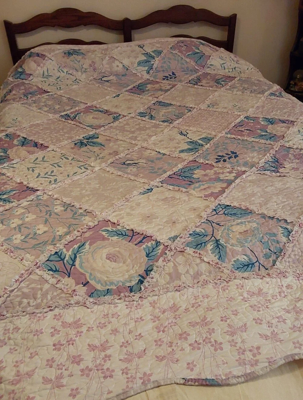 🌺 Vintage Ruffled Floral Patchwork Quilt/Bedspread